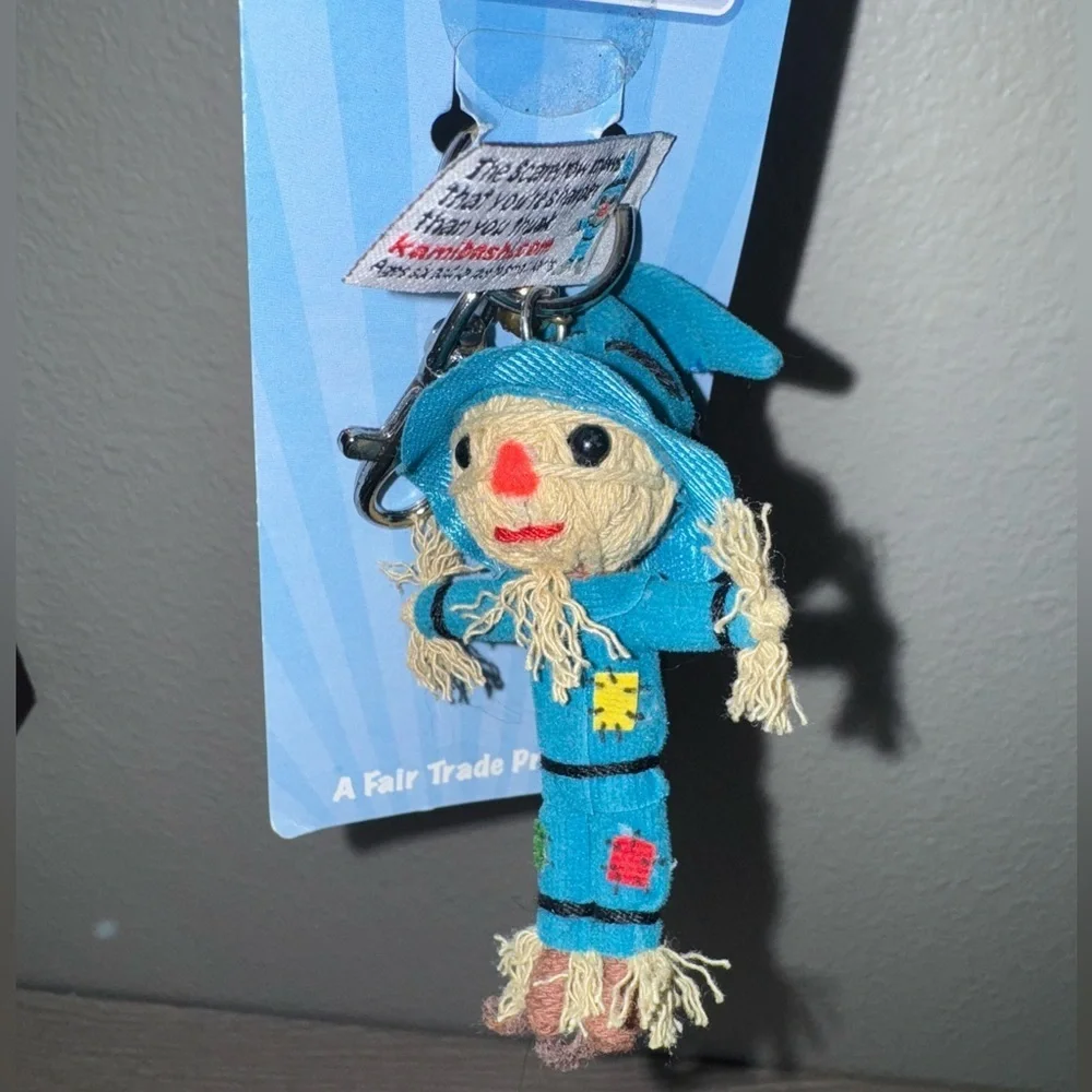 SCARECROW STRING DOLL KEYCHAIN. -new